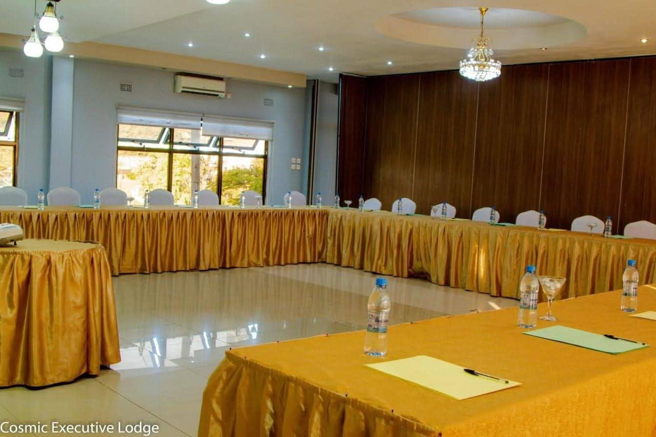 Large U-shaped conference arrangement